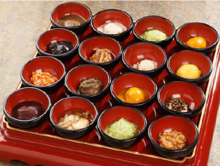 岩手県一関市の郷土料理「もち膳」は、９種のもちダレと雑煮がセットに。すべて丸餅が使われている。
