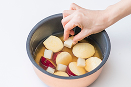 米は洗って水けを切り、炊飯器に入れてAを加え、1と2を乗せて炊く。