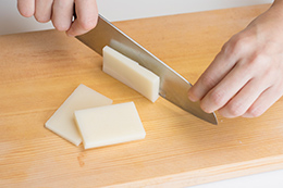 切り餅は厚みを半分に切る。