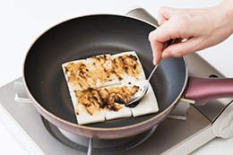 海苔の佃煮を薄く塗る。