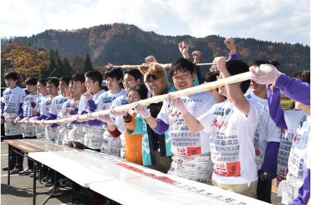 ギネス世界記録への挑戦は大館市の産地直売所で行われ、地元の人たちの協力も得ながら達成した。