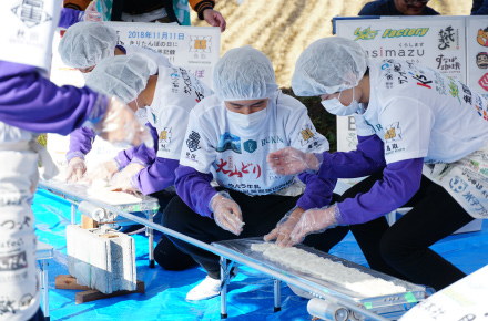 機材は職員と生徒による手作り。生徒自身が試行錯誤を重ねて、「長くなるとたわみが生じる」「焼きムラができる」といった問題を解消してきた。