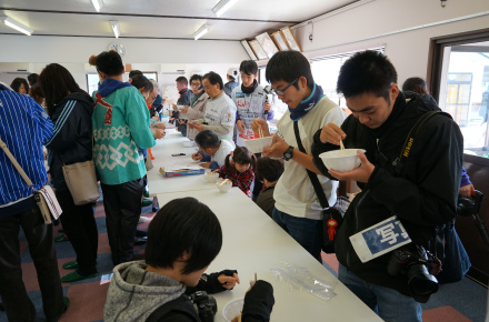 世界一長いきりたんぽはその場でカットされ、きりたんぽ鍋として振る舞われた。味も「おいしい」と好評だったそう。