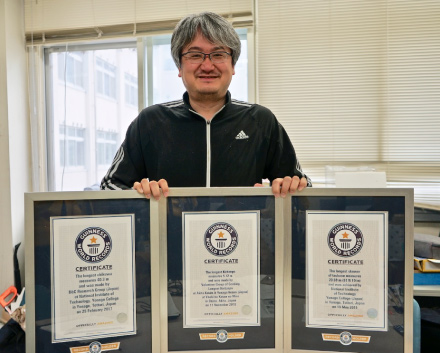 2017年の世界一長いちくわ、2018年の世界一長いきりたんぽ、2019年の世界一長いつくねと、3度の挑戦に見事成功。写真は谷藤准教授。