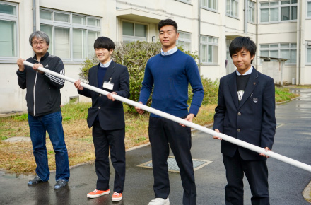 ギネス世界記録樹立を目指す新シーム。左から谷藤准教授、2年生の田山凌汰君、壺内健太郎君、塚口湧太君。