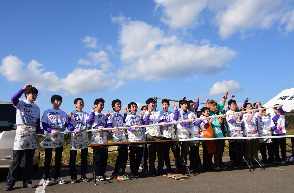 2018年3月、「世界一長いきりたんぽ」のギネス世界記録を達成した米子高専と秋田高専の生徒たち。