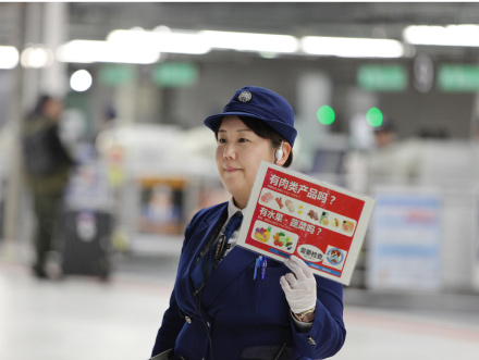 午前の便が次々に到着する中、家畜防疫官の若生さんは動物検疫カウンターの近くに立って、プラカードを手に、持ち込み禁止の肉類などを所持していないか、到着した人たちに呼びかけます。