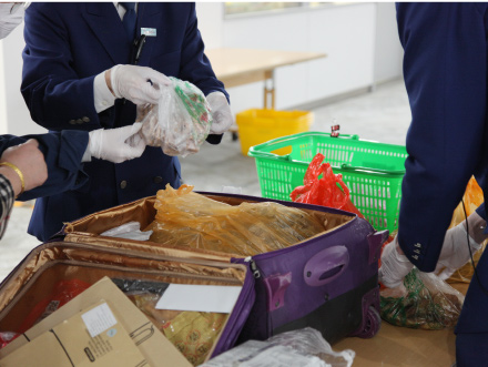 ある旅行者の手荷物から大量の持ち込み禁止品が見つかりました！