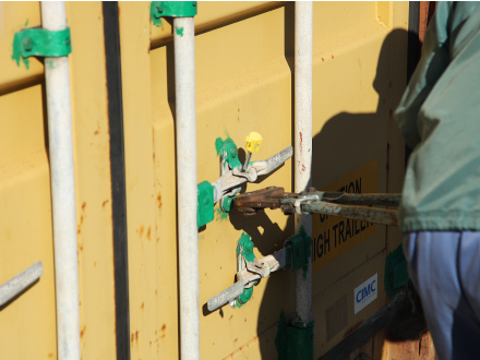 検査対象のコンテナー