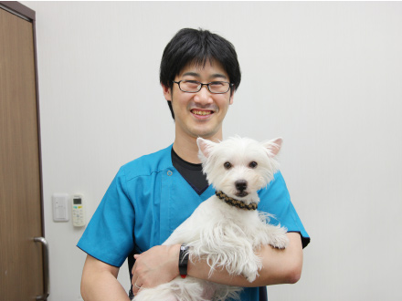 「上野の森どうぶつ病院」（東京都台東区）の院長の内村祐介さん。
