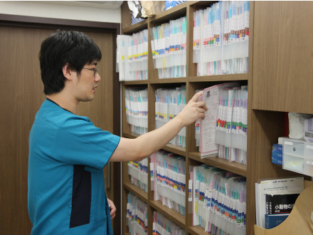 ずらりと並んだカルテを見る内村さん。