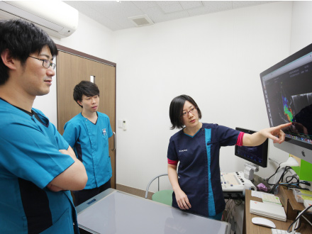 循環器のスペシャリストである諌山さんを交えて治療方針についてデスカッション。