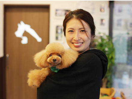 飼い主の大槻公子さんとトイプードルのみはなちゃん。