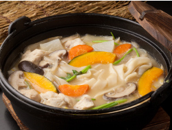 ほうとうは、味噌をベースに、かぼちゃやにんじん、ねぎなどの野菜と豆腐や豚肉、太麺を煮込んだもの。