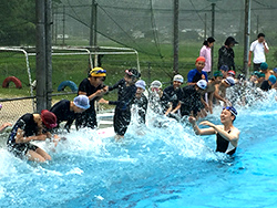 水泳教室で子どもたちを指導する萩原さん。