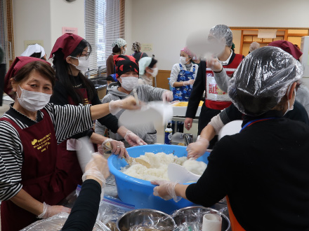 高浜町保健福祉センターに約350人が集まり、ちらし寿司作りに挑戦した