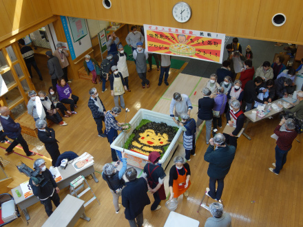 公式認定員が、重量を測定。