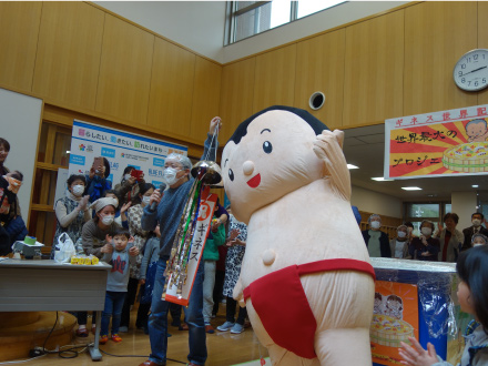 会場には、赤ふん坊やが登場。