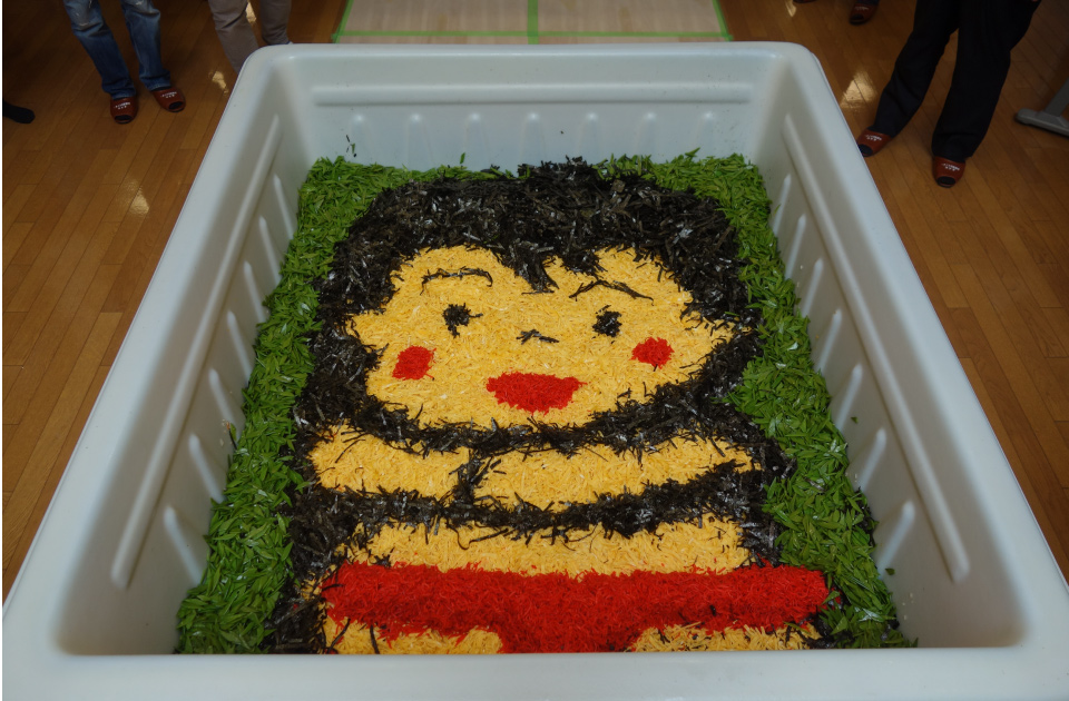 町のご当地キャラ、赤ふん坊やを描いた世界最大のちらし寿司