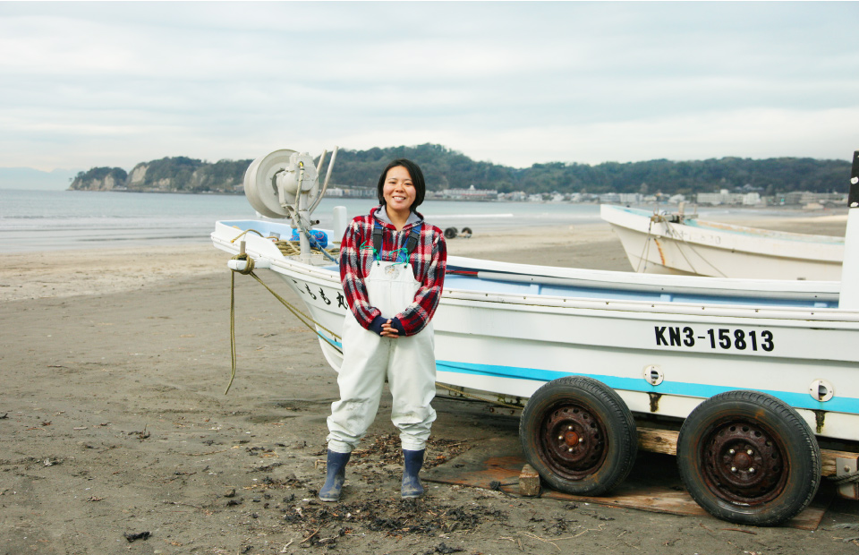 鎌倉漁協の漁師・桑原桃子さんと持ち船「こもも丸」。