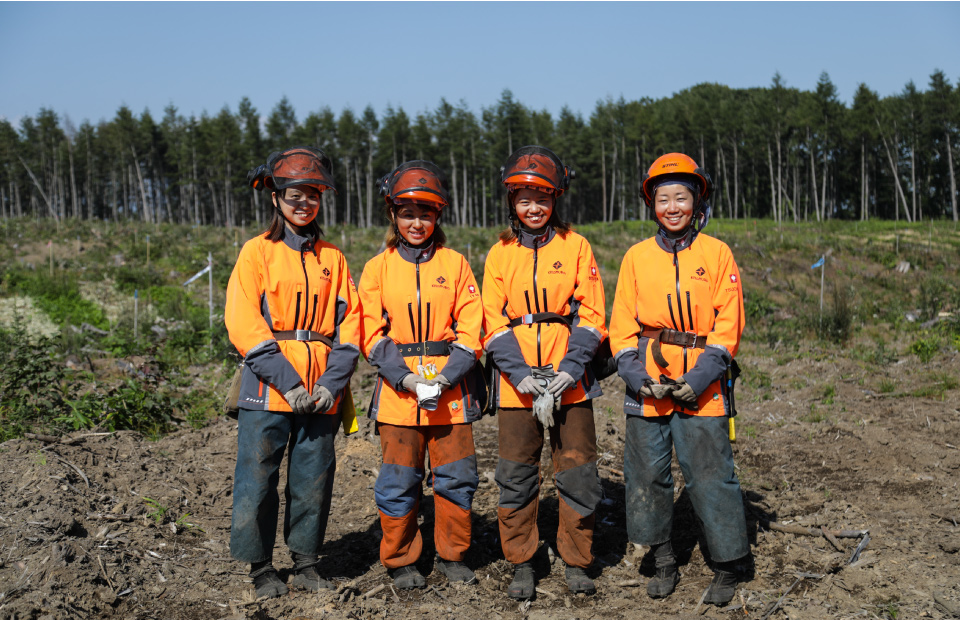 北村林業女子部メンバー。右から土田瑞穂さん、岡島春萌さん、伊藤涼香さん、大西紗椰さん。