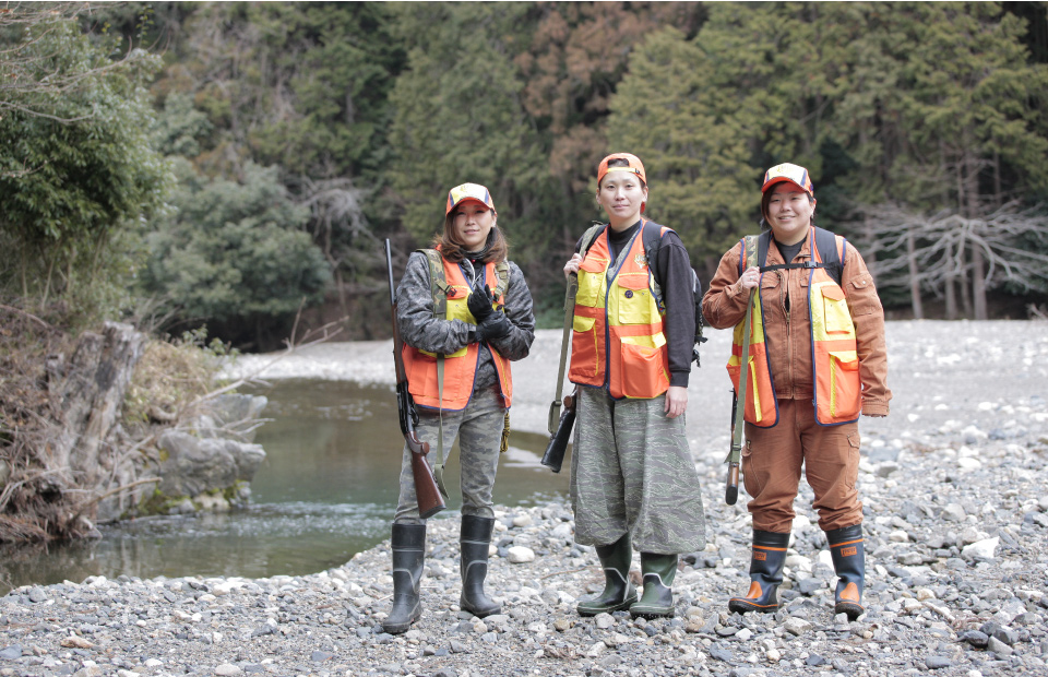 長女の福原亜希さん（左）と次女の晴菜さん（中）、三女の捺未さん（右）
