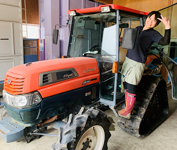 トラクターを操って田植えに励む林崎栄美さん。