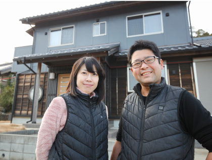 ご自宅の前で夫の昌之さんと。