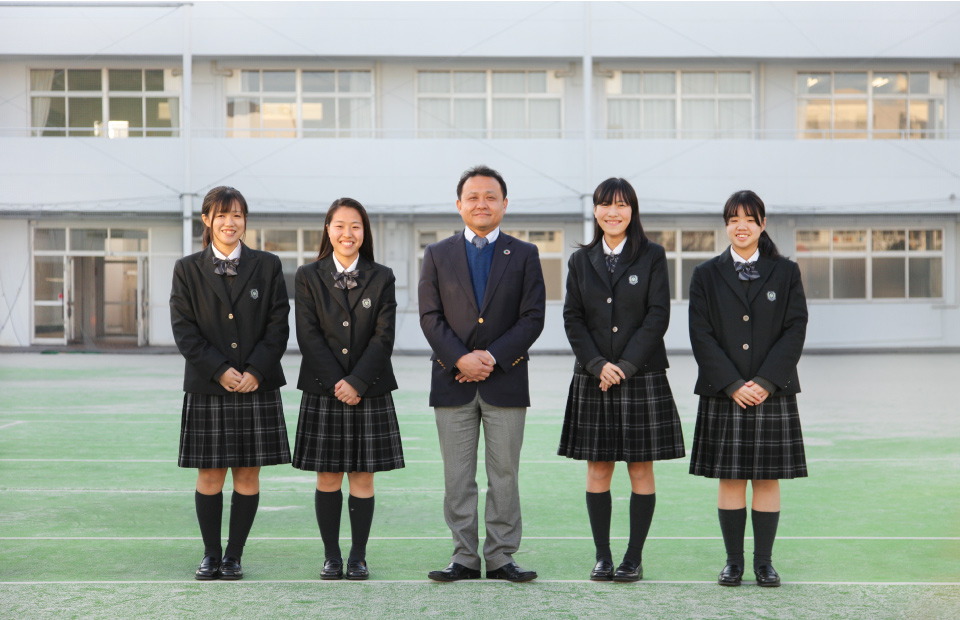 佐々木輝人先生と「チーム“はぐくみ”」の取り組みのリーダー役である各クラスCAP（キャリア・オブ・アグリカルチャー・プロジェクト）の生徒たち。