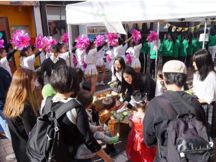 地元の日の出銀座商店街と連携して毎年10月にハロウィンのイベントを行う。