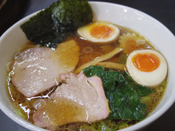 とんこつや鶏ガラをベースとした醤油スープは濃厚でありながらさっぱりした味わい。手打ちの太いちぢれ麺が特徴。