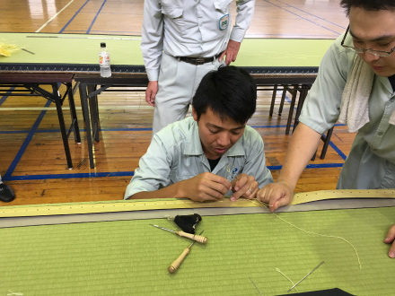 ひと針ひと針、従業員が手縫いした畳