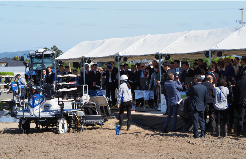 自動運転田植機の実演