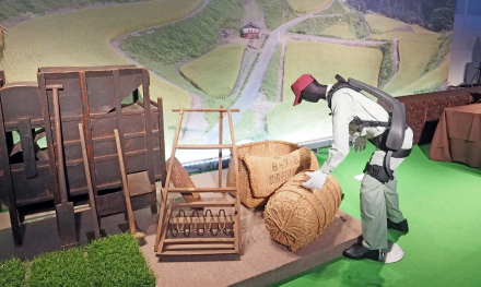 G20農業担当大臣会合で展示された各種トラクターとアシストスーツ。