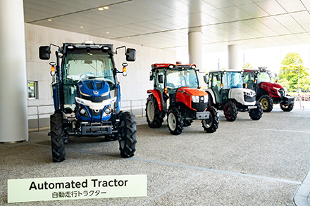 G20農業担当大臣会合で展示された各種トラクターとアシストスーツ。
