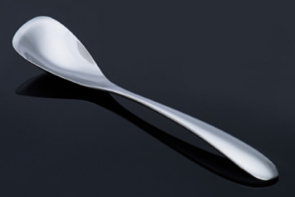 左右非対称の「サクー」