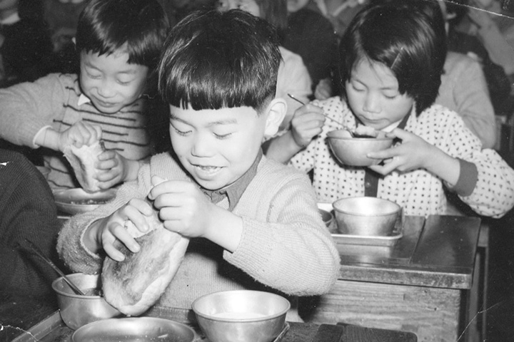 写真:昭和30年代食事風景