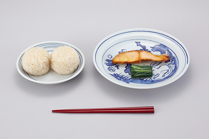 写真：1889（明治22）年の給食（おにぎり、塩鮭、菜の漬物）