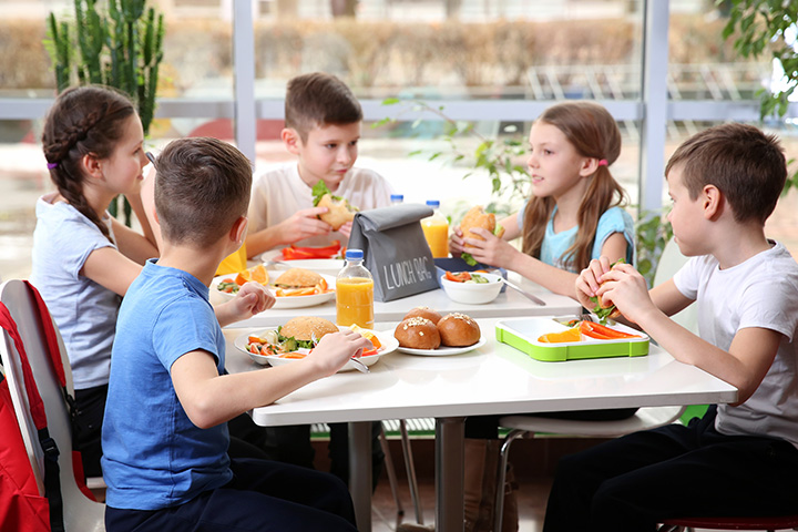 写真:食事をする外国の子供たち