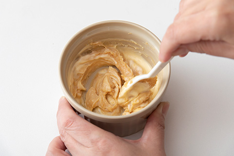 写真：信州味噌とマヨネーズを混ぜる