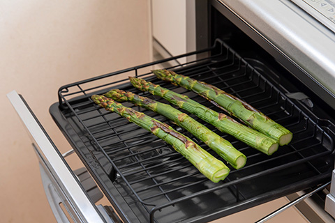 写真：魚焼きグリルでアスパラガスを焼く