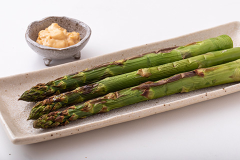 写真：アスパラガスとマヨ味噌を盛り付ける