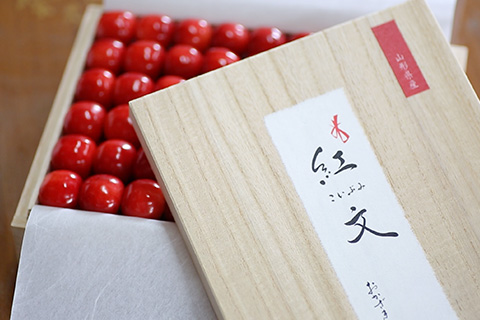 写真:桐箱に詰められたさくらんぼ