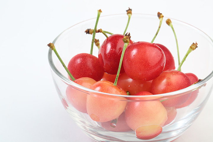 写真：ガラス容器に盛られたさくらんぼ