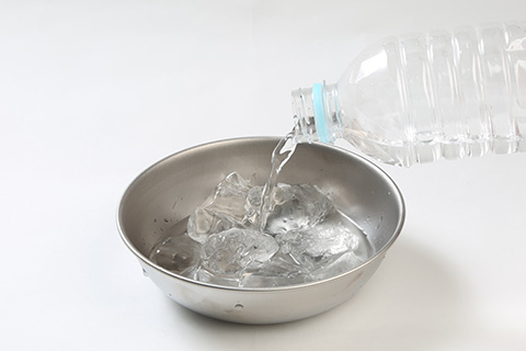写真：ボウルに氷水を用意する