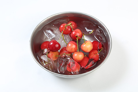 写真：氷水にさくらんぼをさらす