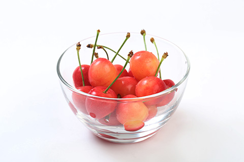 写真：さくらんぼを容器に盛り付ける