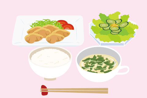 写真：ご飯（主食）、レタスときゅうりのサラダ（副菜）、豚肉の生姜焼き炒めキャベツ添え（副菜・主菜）