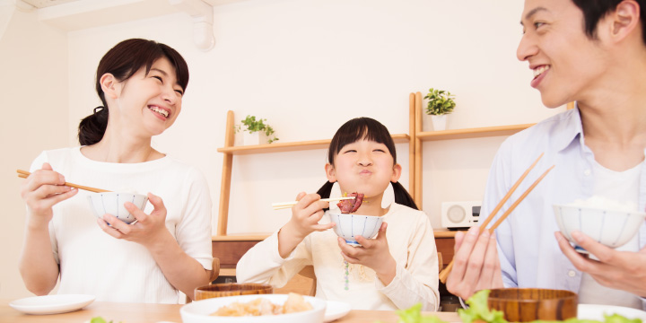 写真:家族で食事イメージ