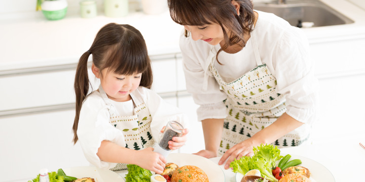 写真:親子で料理イメージ